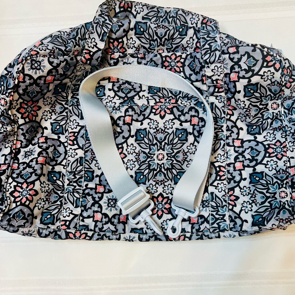Vera Bradley Nylon Duffle Lisbon Medallion Archived Pattern NWOT 
💥SALE /2 OFF 💥 - Picture 11 of 16